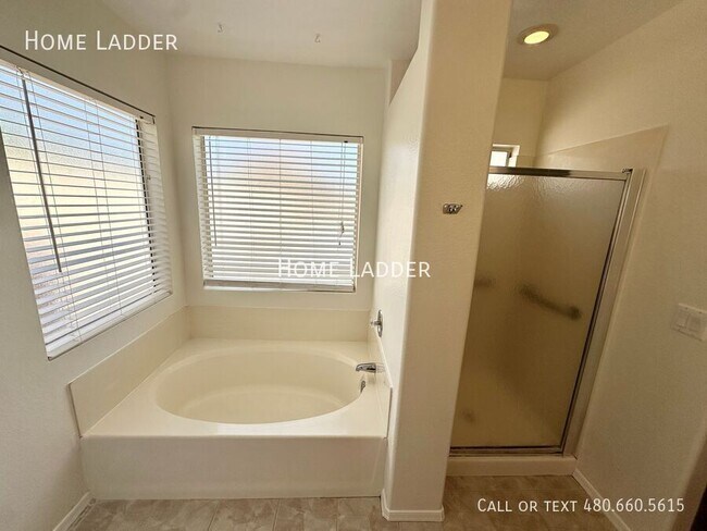 Building Photo - 654 W Country Estates Ave