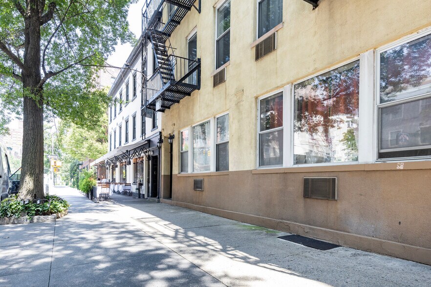 Building Photo - 562 Hudson St