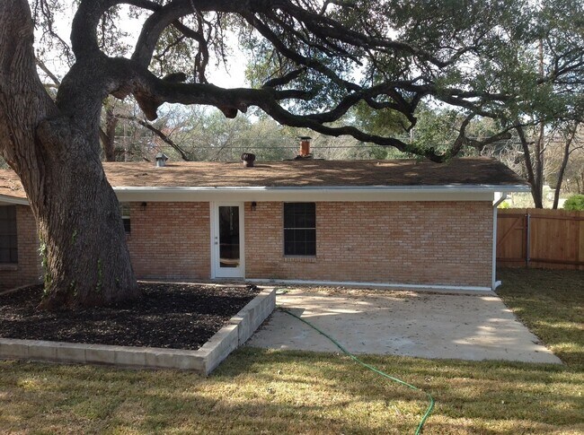 Building Photo - Gorgeous Remodel - North Austin Home!