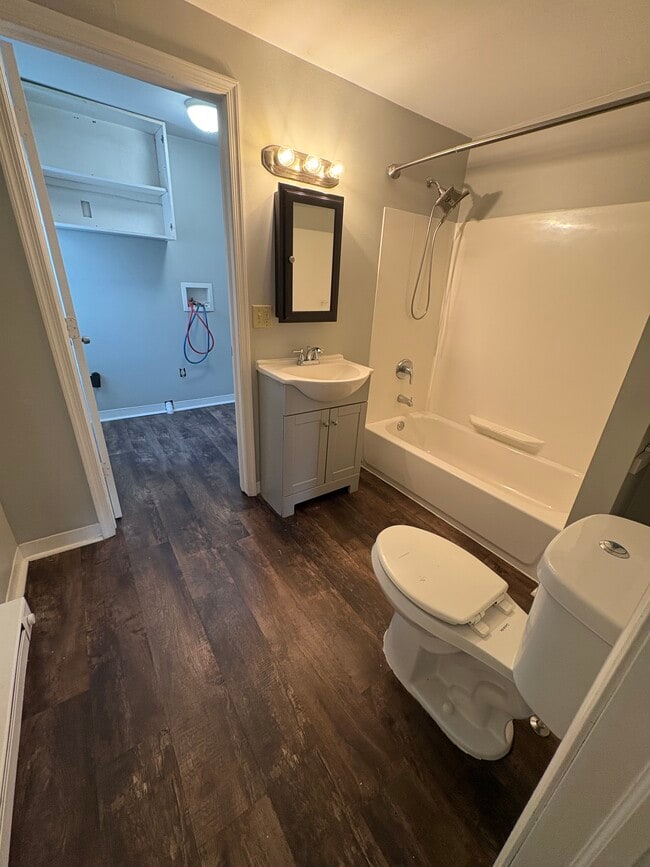 Building Photo - 633 Main St