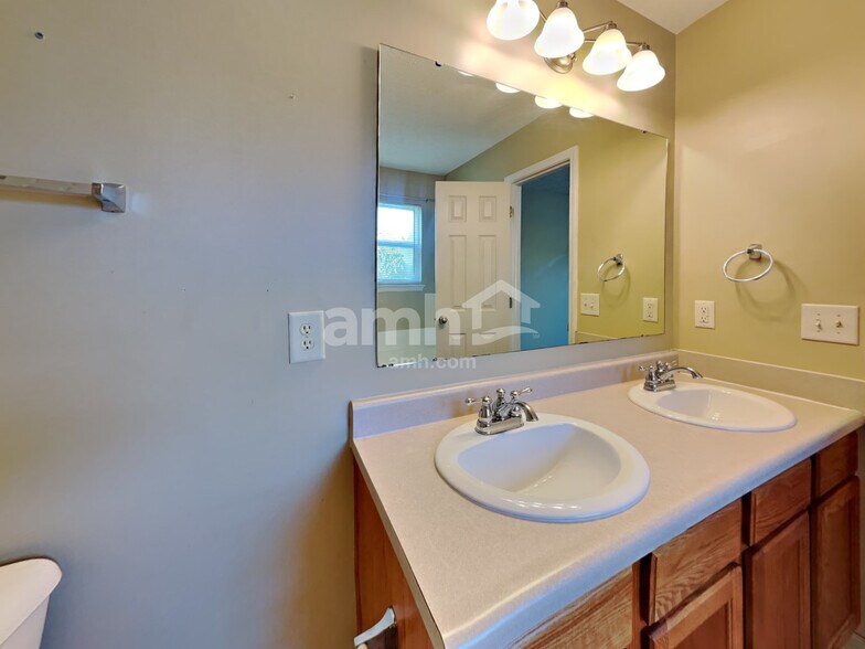 Building Photo - 6651 Wilmot Ln