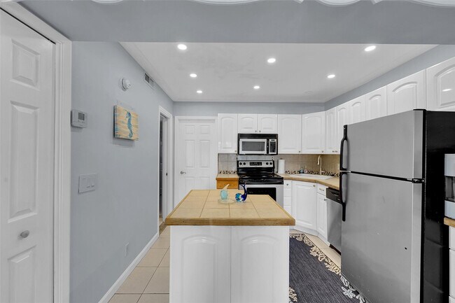 Building Photo - 4627 Bougainvilla Dr