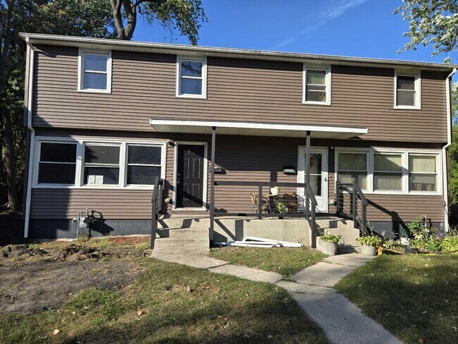 Primary Photo - 3526-28 E 9th Ave