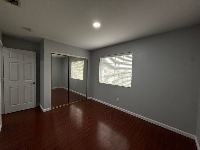 Building Photo - Bright Updated Single Story Home