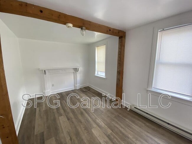 Building Photo - 819 Manor St