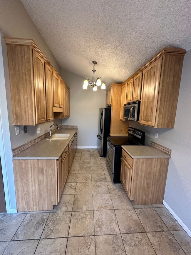 Building Photo - 2 BEDROOM, 1 BATHROOM, TOWNHOME IN THE AVE...