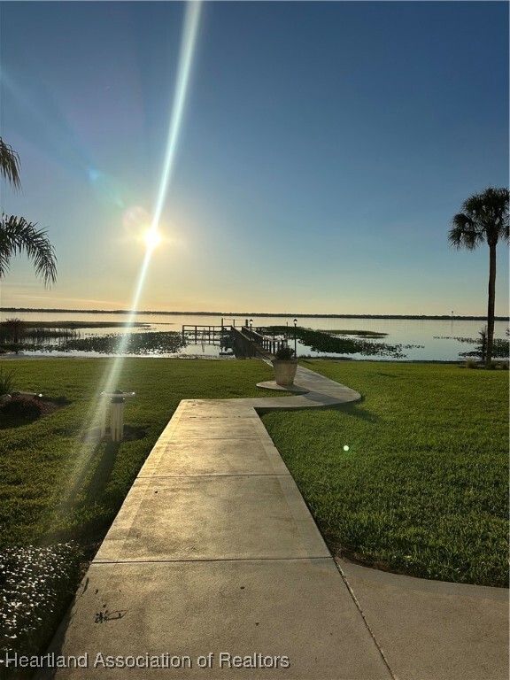 Building Photo - 2131 Lakeview Dr