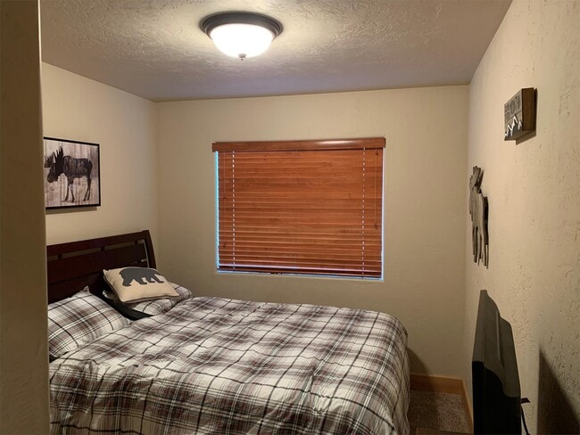 Building Photo - 6010 N Fox Pointe Cir