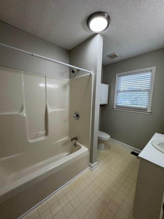 Building Photo - Downtown Greer area - This duplex is such ...