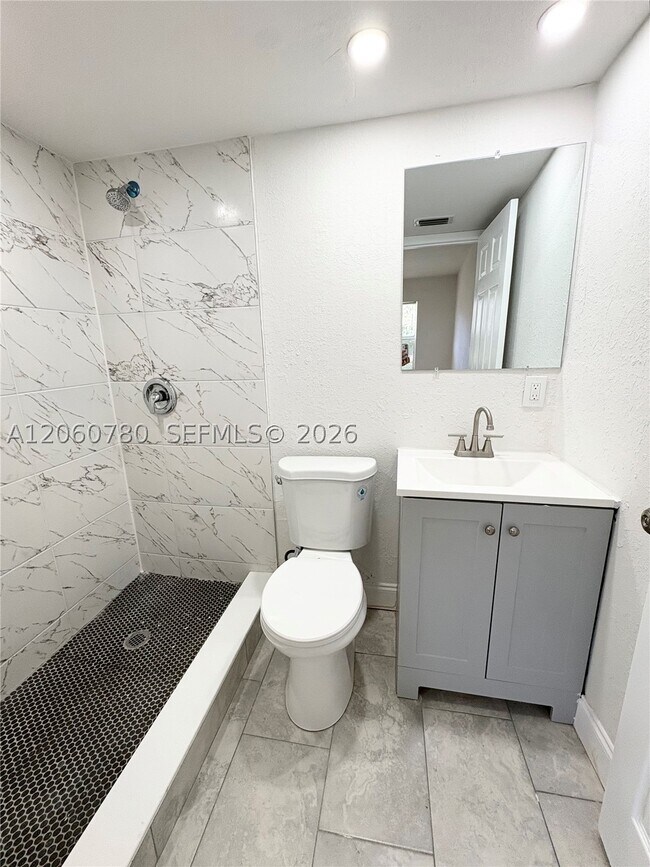 Building Photo - 4119 Woodside Dr