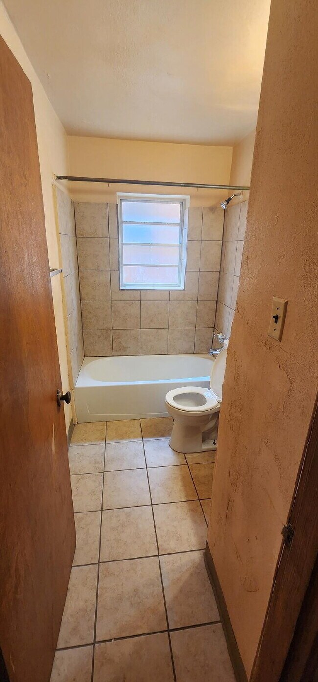 Building Photo - ** MOVE-IN SPECIAL. Half Off 1st Months Rent** 1 5 a Half-Bedroom Apartment with Bonus Room & Ref...