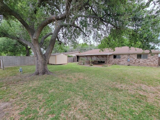 Building Photo - Welcome to your dream rental! This meticulously remodeled 3-bedroom, 2-bathroom home in the heart...