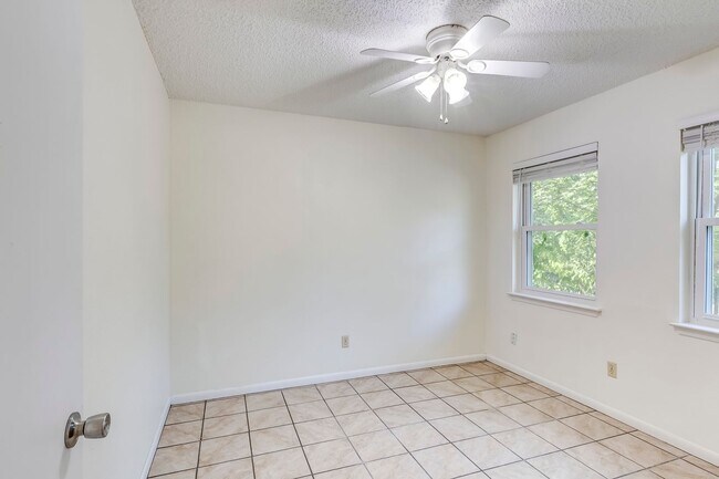 Building Photo - 2404 Andover Dr