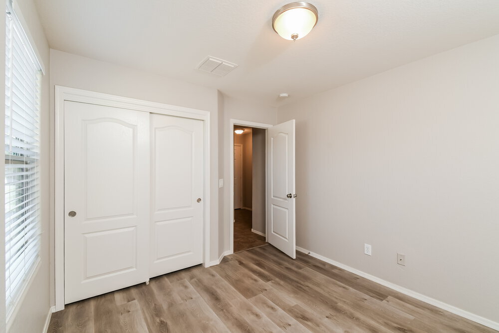 Building Photo - 1126 E Daniella Dr