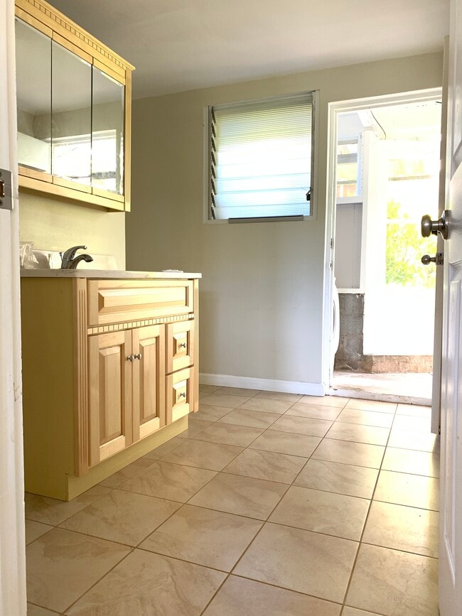 Building Photo - 2349 Palolo Ave