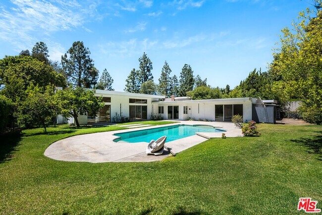 Building Photo - 1860 Loma Vista Dr