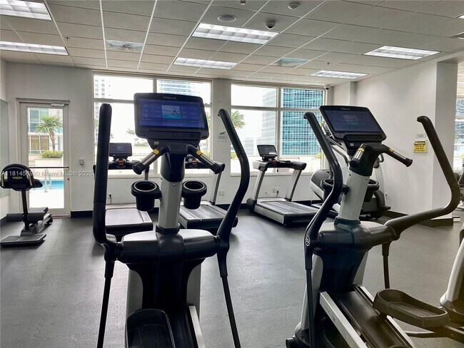 Building Photo - 1200 Brickell Bay Dr