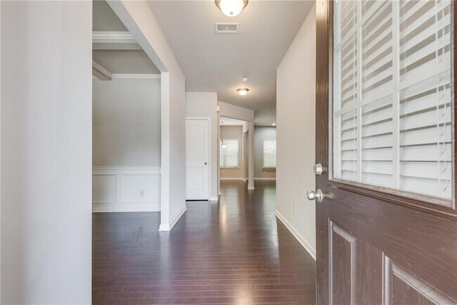 Building Photo - 933 Whitfield Oak Way NE
