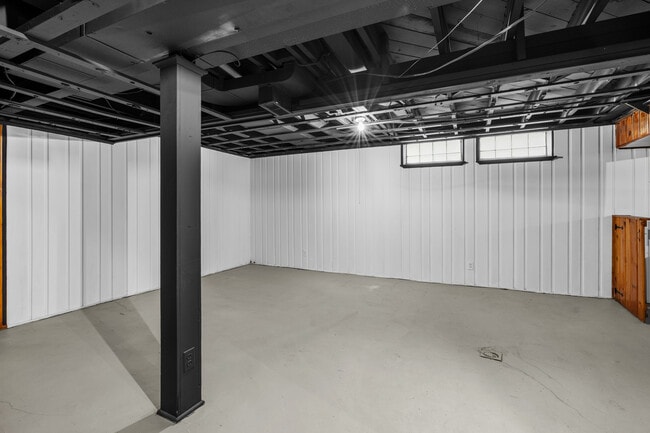 Building Photo - 1388 Vernier Rd