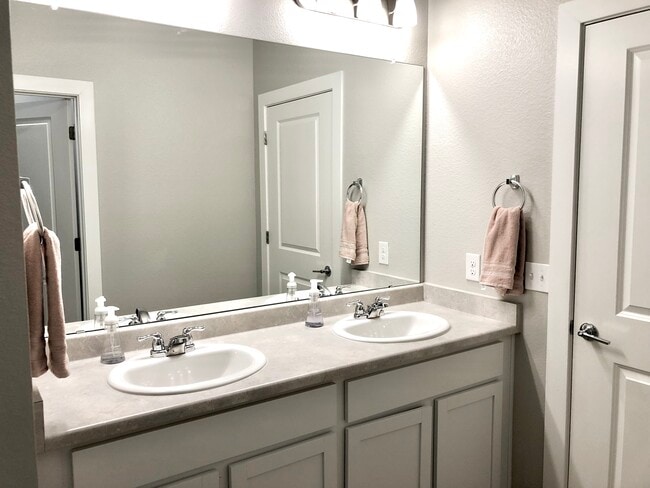 Master Bathroom - 981 S Sable Blvd