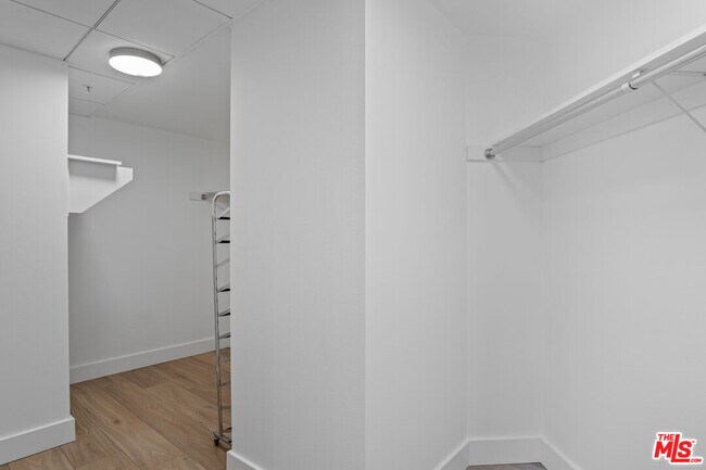 Building Photo - 13700 Marina Pointe Dr