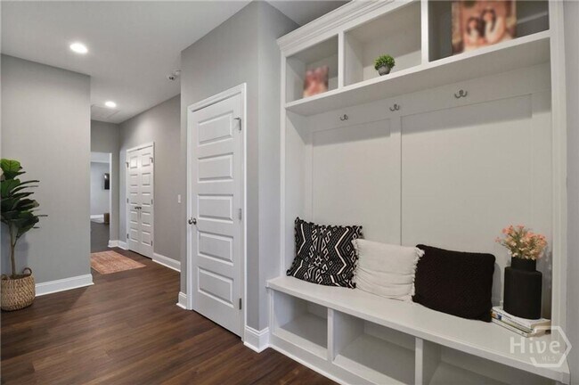 Building Photo - Perfect blend of luxury and comfort