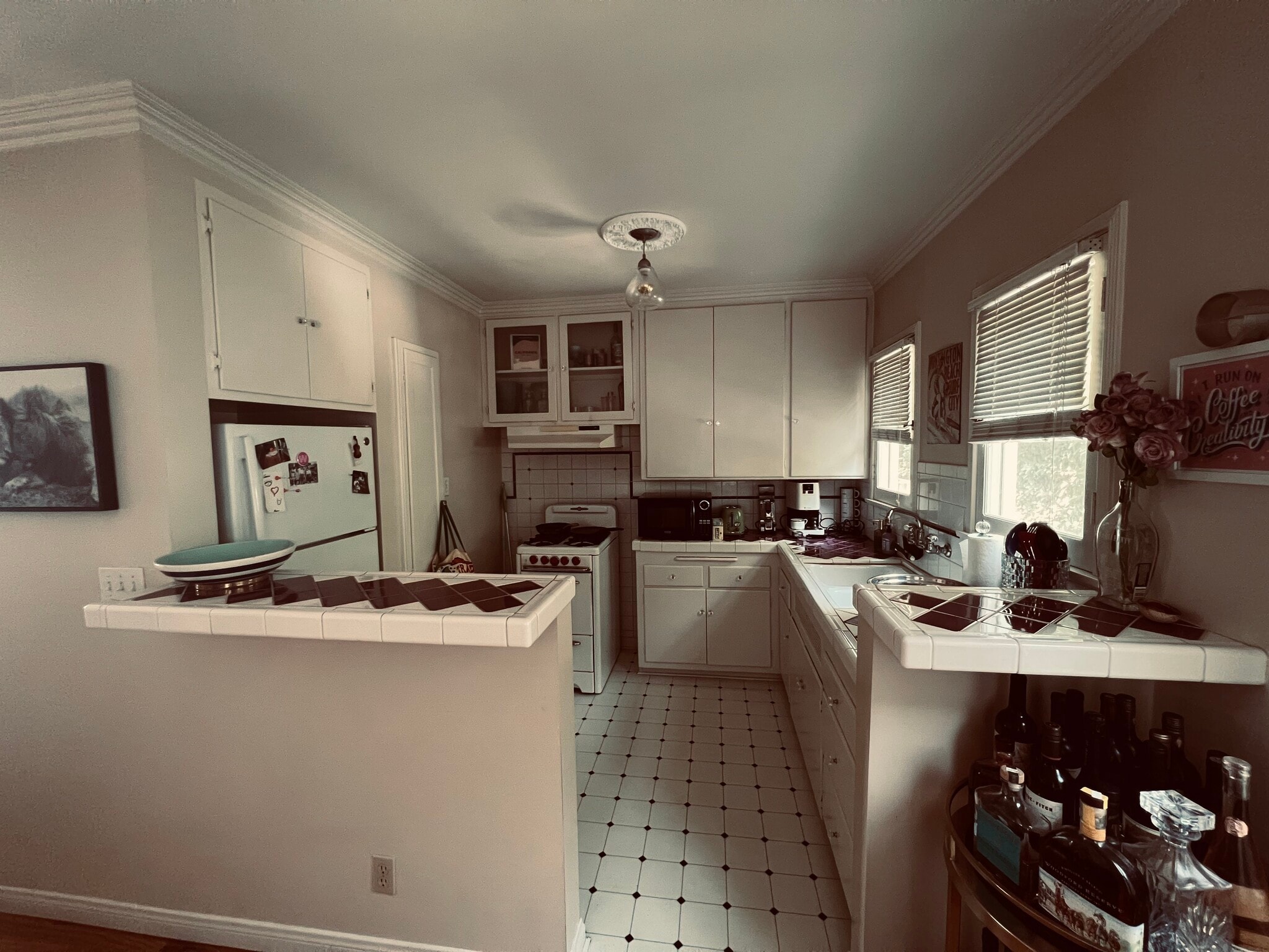 Building Photo - 938 N Doheny Dr