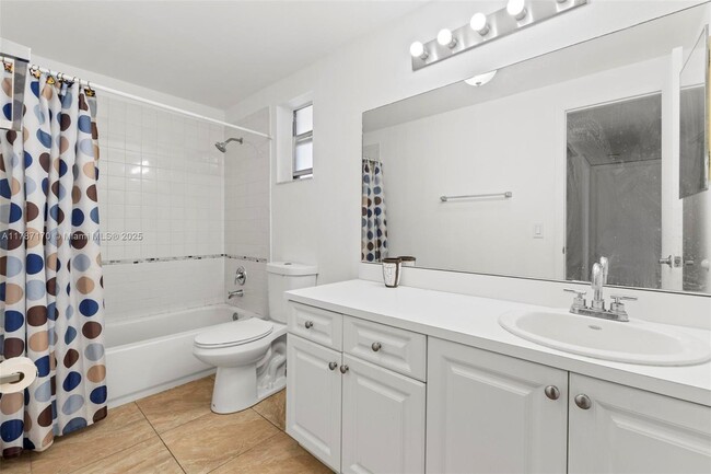 Building Photo - 9375 Fontainebleau Blvd