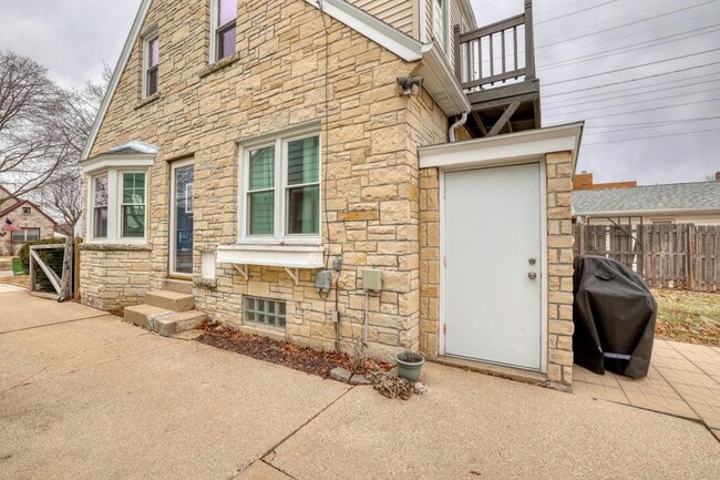 Building Photo - 122 S 77th St