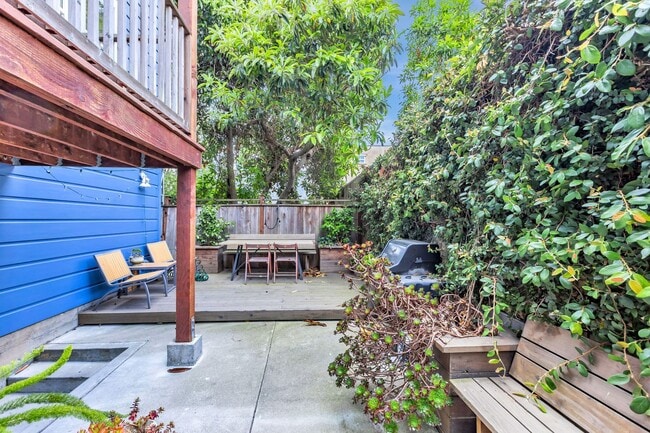 Building Photo - Stylish Top-Floor Two Bedroom and One and ...