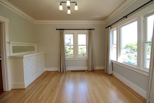 Building Photo - 6435 NE Cleveland Ave