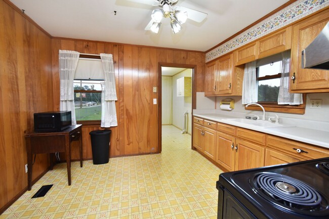 Building Photo - Charming 3 Bedroom, 2 Bath Home with Fence...