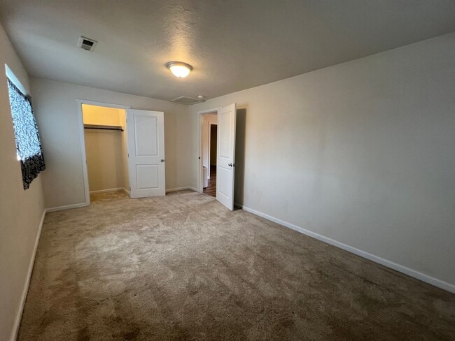 Building Photo - Blocks to the Ferry, Shipyard, Manette & More! 2 BR Available in DT Bremerton!
