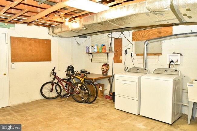 Building Photo - 627 Biggs Ave