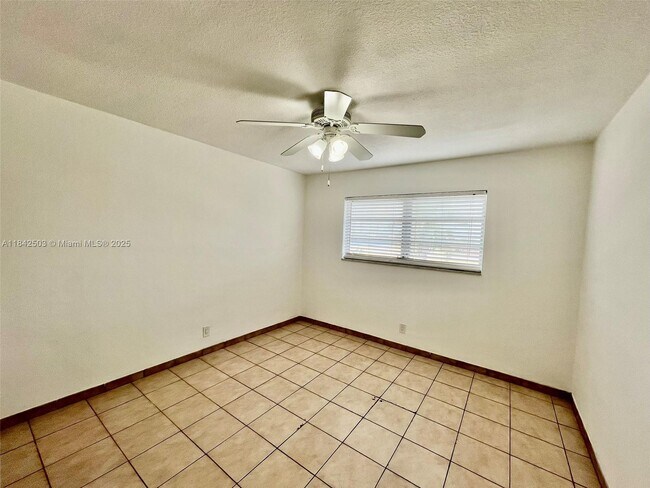 Building Photo - 581 Blue Heron Dr