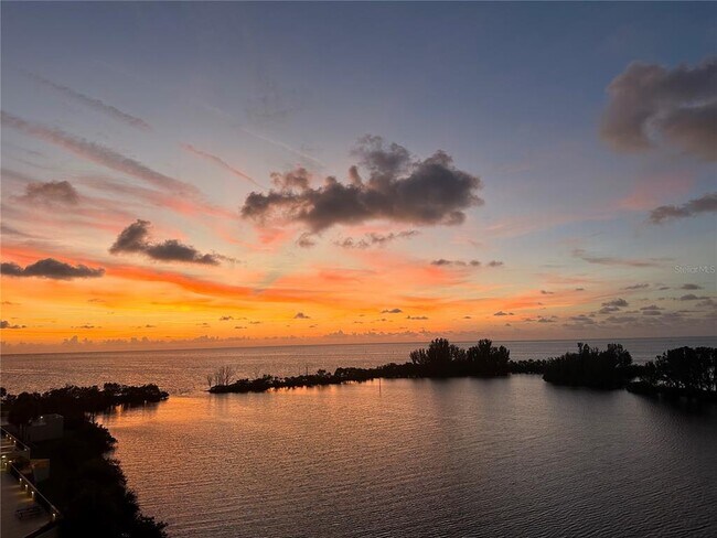 Building Photo - 6009 Sea Ranch Dr