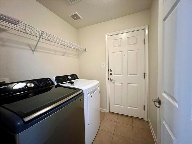 Building Photo - 4511 Western Lake Dr