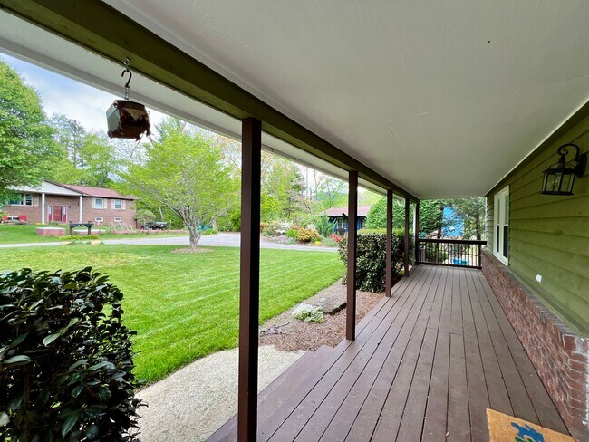 Building Photo - Beautifully Updated Home!  Fenced Yard!
