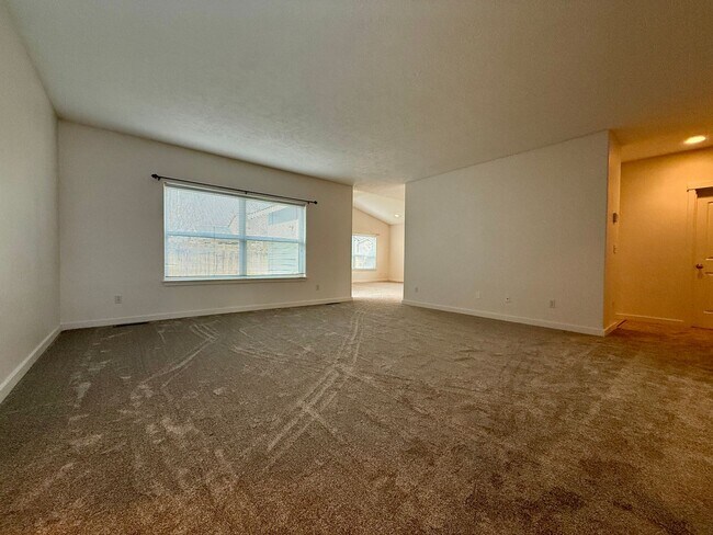 Building Photo - SCHEDULE A TOUR TO VIEW THIS VERY SPACIOUS HOME IN REDMOND!!