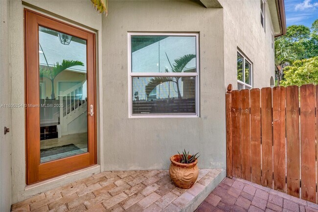 Building Photo - 853 SW 11th Ct