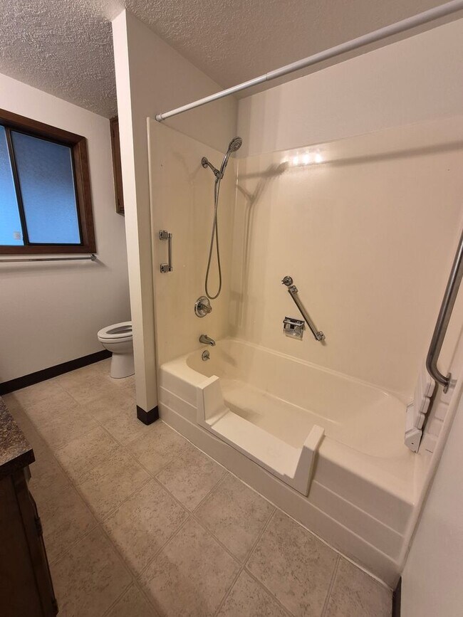 Building Photo - Charming South Salem Duplex!