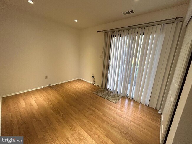 Building Photo - 25 Wyndham Pl