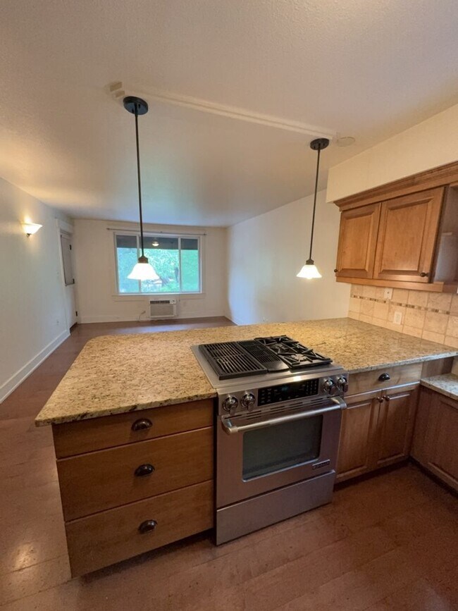 Building Photo - Location! Location! 2bd 1 ba Condo mere bl...