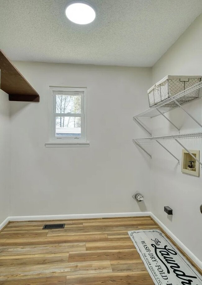 Building Photo - 1911 Glen Davis Ln