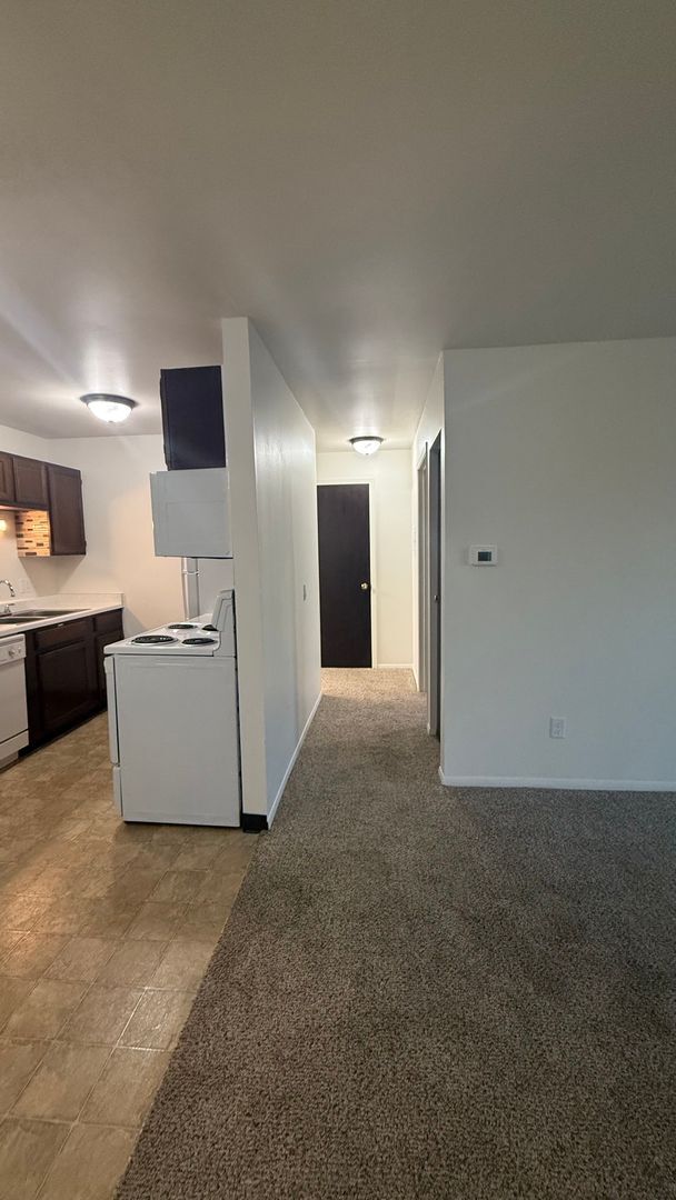 Building Photo - Upper 2 Bedroom - Elkhorn Village Apartments – Comfortable Living, Everyday Convenience