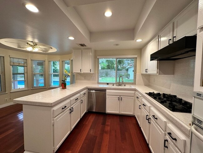 Building Photo - UPDATED 3 BED 2 BATH HOUSE WITH POOL