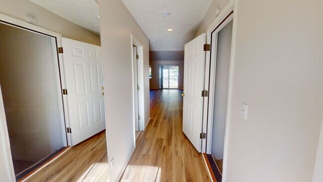 Building Photo - Single Level Family Friendly Home in Sandy. Fenced Backyard Pets Welcome