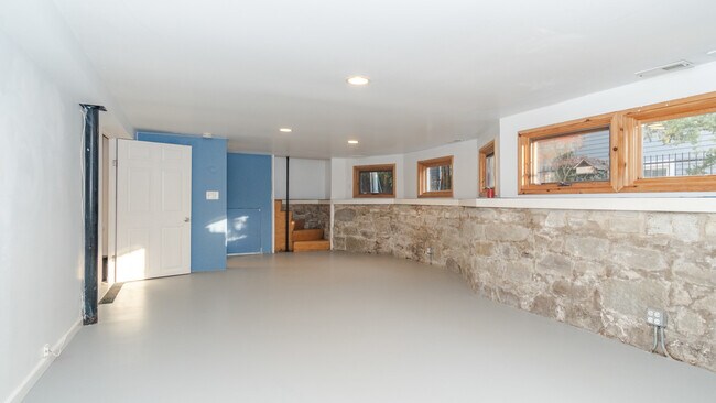 Building Photo - 343 Ashland Ave