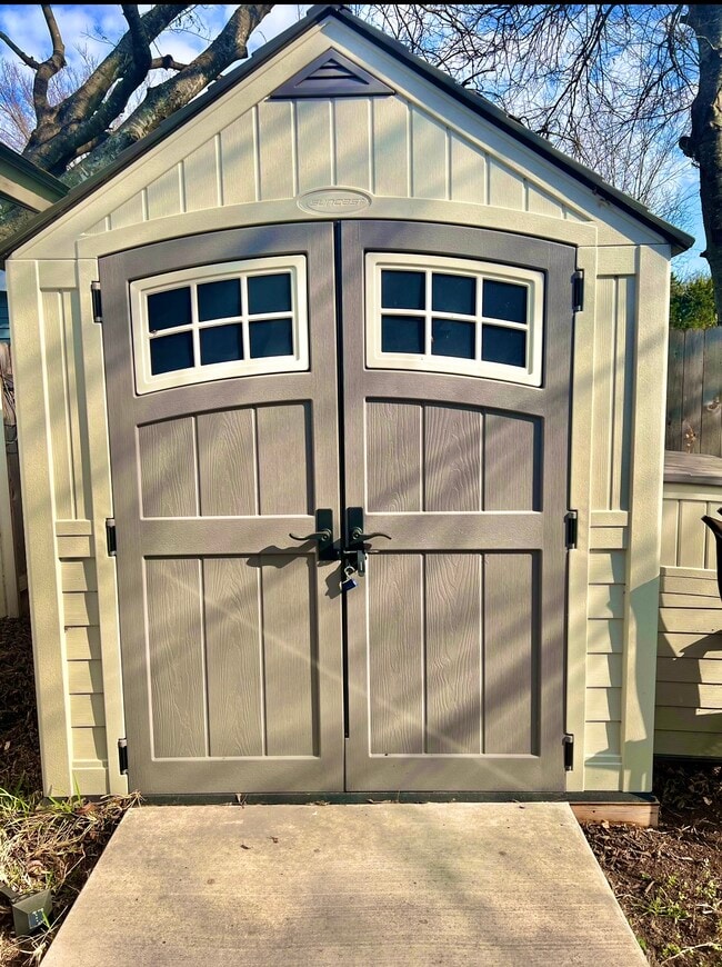 Building Photo - 303 Craigmont Dr