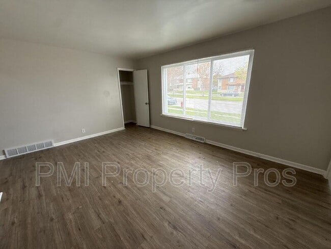Building Photo - 7701 W Hampton Ave